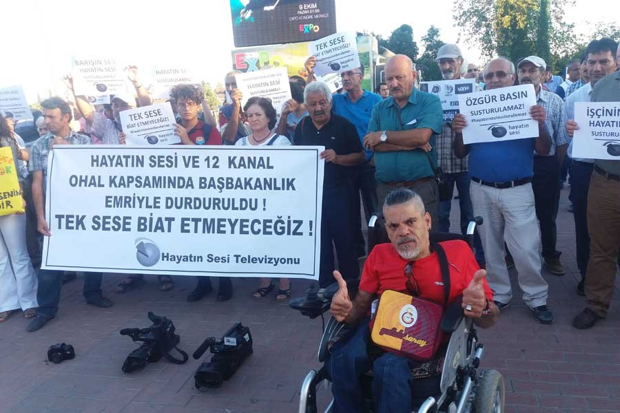 Televizyon ve radyoların kapatılmasına Antalya’da protesto