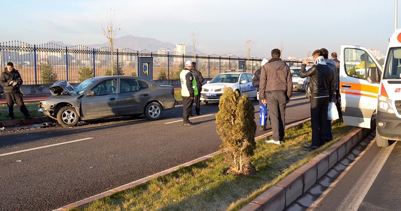 Otomobil, işçi servisine çarptı: 7 yaralı