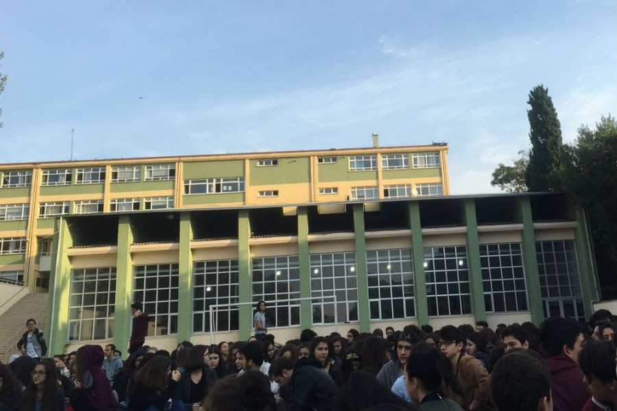 Kadıköy Anadolu Lisesi öğrencileri oturma eylemi yaptı