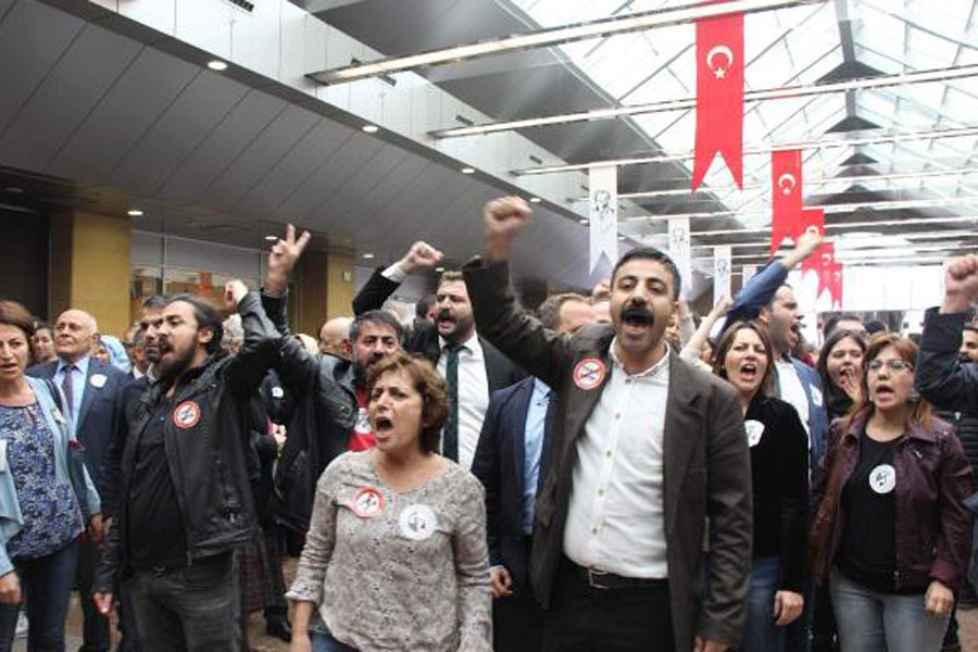 Avukatlar, Kahraman’ı  protesto etti