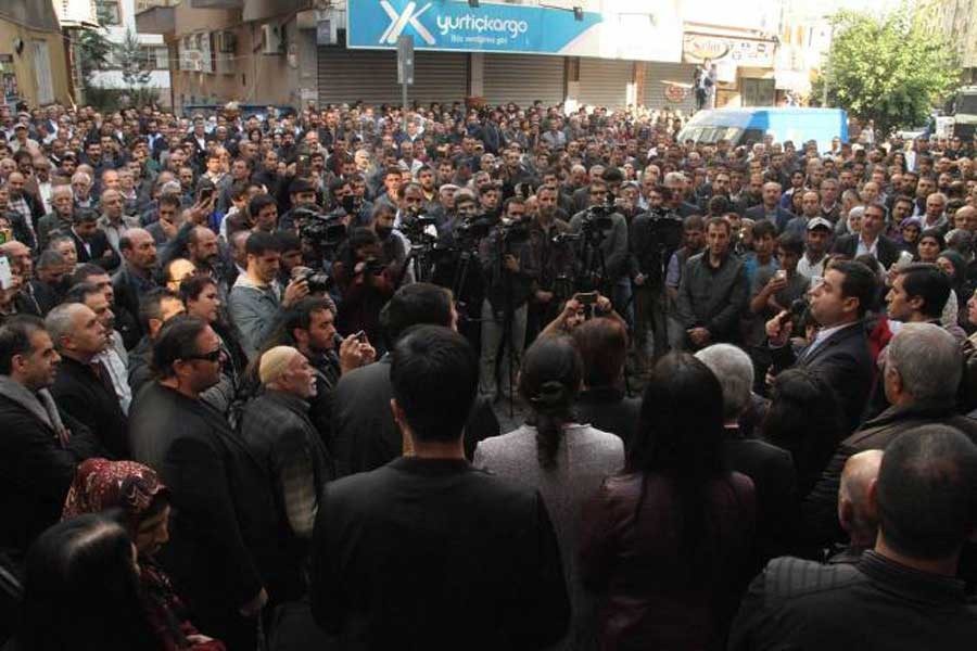 Demirtaş: İnterneti kesebilirsiniz ama halkla bağımızı asla