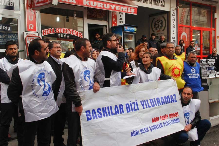 Ağrı’da kamu emekçilerinden alkışlı protesto eylemi