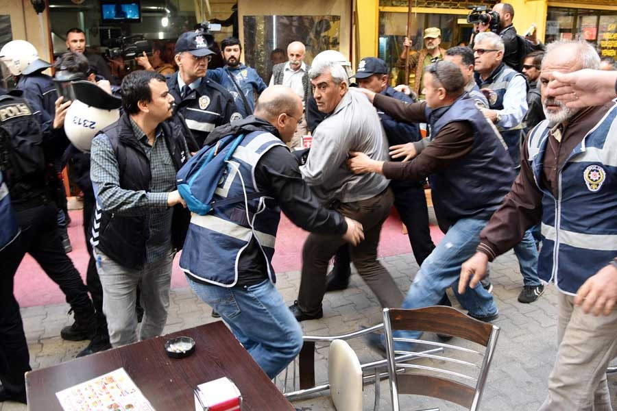 Antalya'da HDP gözaltılarını protesto edenlere saldırı