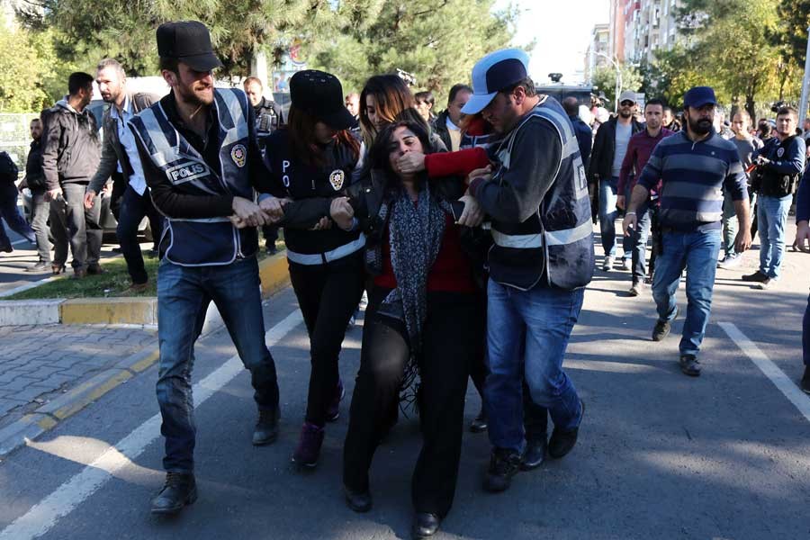 DBP Eş Başkanı Sebahat Tuncel Diyarbakır'da gözaltına alındı