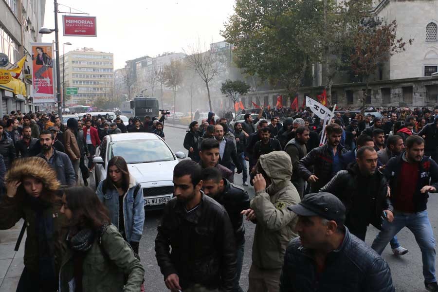 Şişli'de polis Cumhuriyet'e yürüyenlere saldırdı