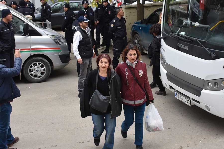 Çorlu'da gözaltına alınan HDP ve EMEP üyeleri adliyede