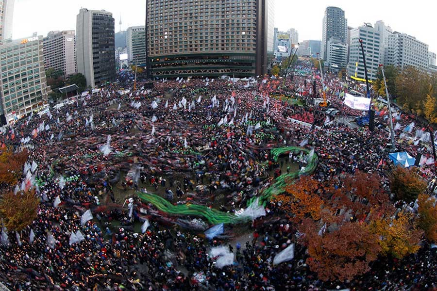 Güney Kore'de yüz binler devlet başkanını protesto etti