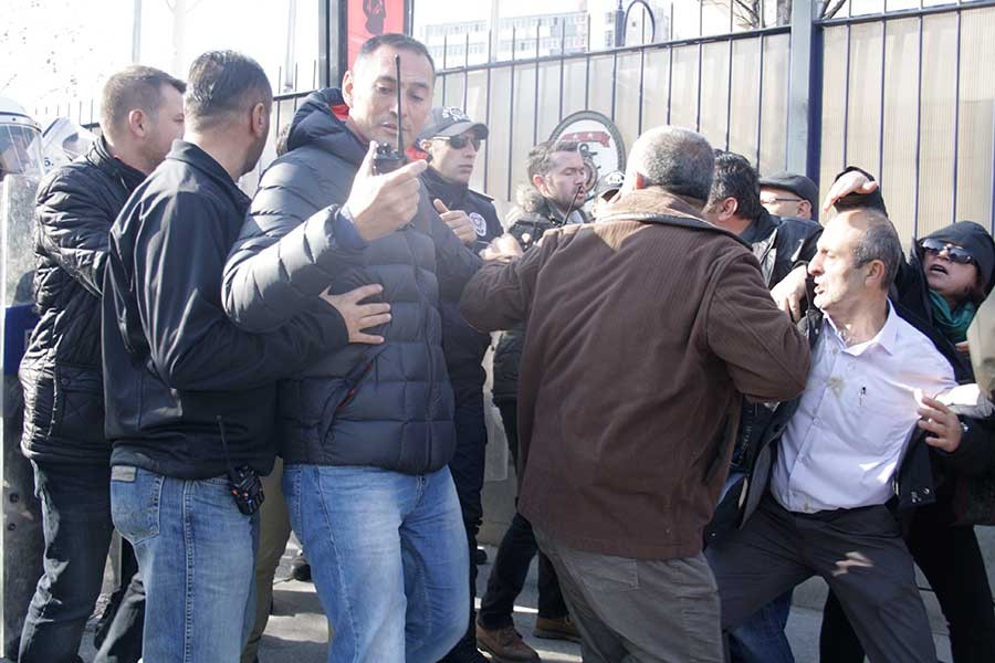 İhraç edilen büro emekçilerine polis saldırdı