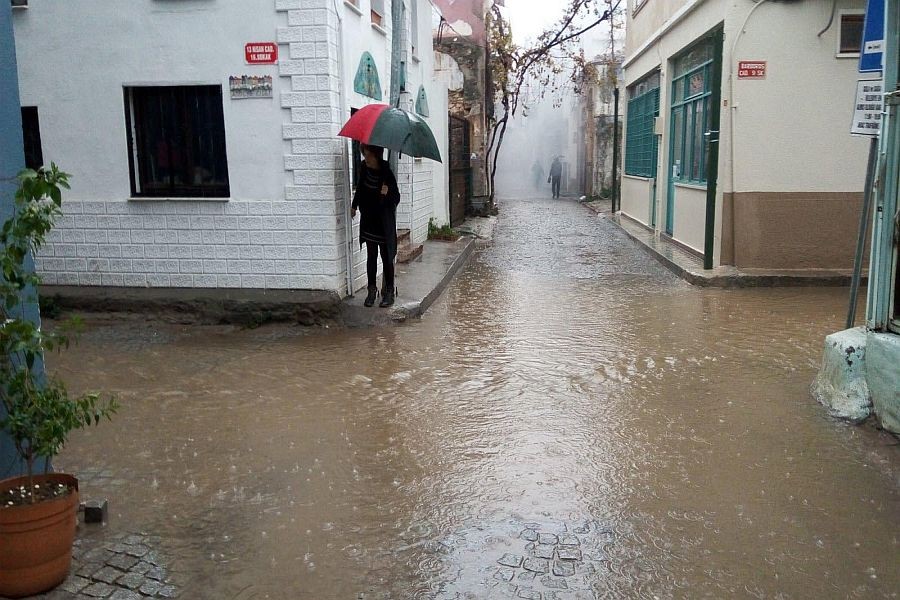 Sağanak yağış Ayvalık'ı vurdu