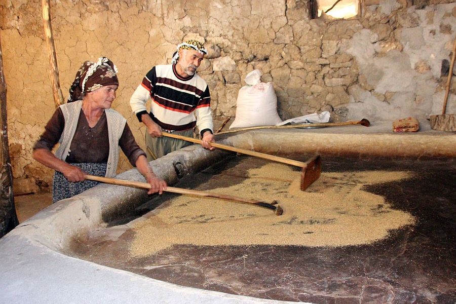 Taş değirmen zamana meydan okuyor