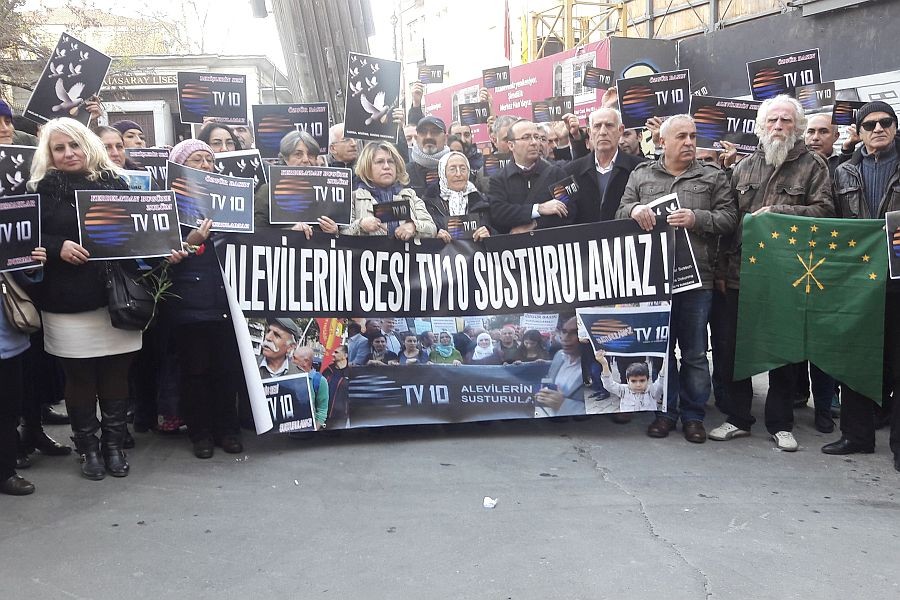 TV 10'un kapatılması protesto edildi