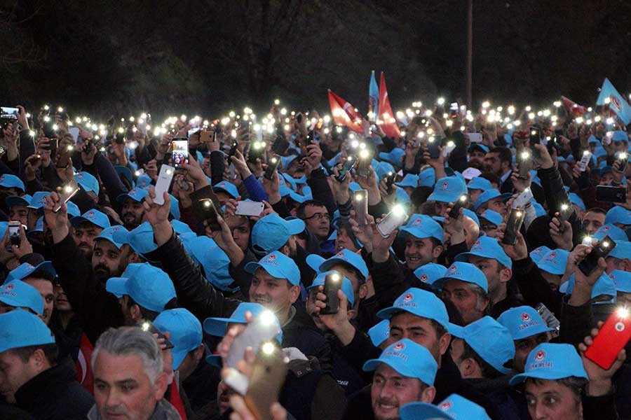 Erdemir işçilerinden vardiya çıkışı TİS eylemi