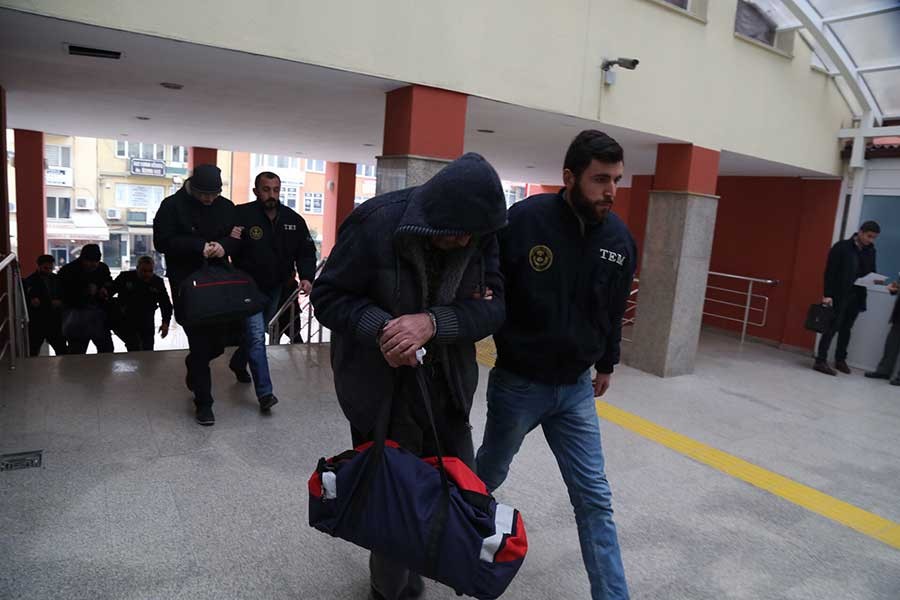 FETÖ şüphelisi 3 polis ve 7 öğretmen adliyeye sevk edildi