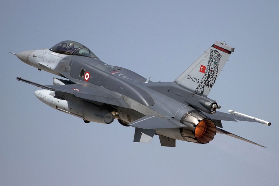 Diyarbakır'da F-16 savaş uçağı düştü