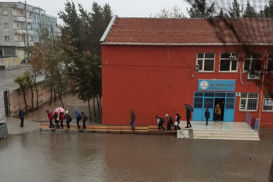 Şırnak’ta okul bahçeleri gölete döndü