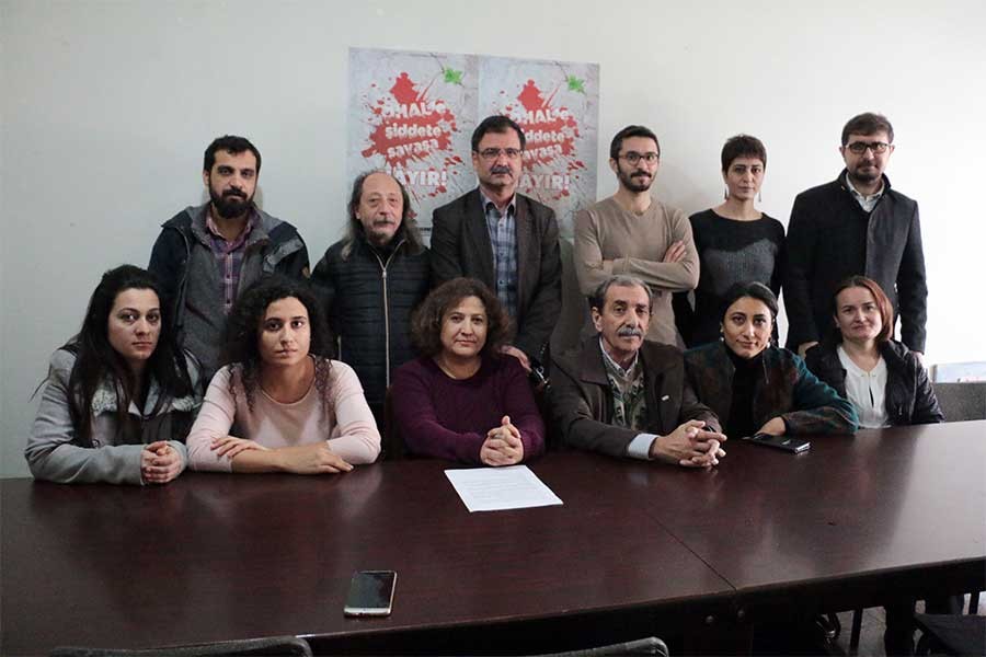 Avukatların gözaltına alınması protesto edildi