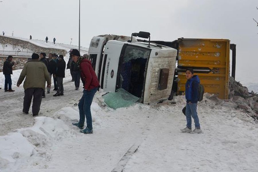 Malatya'da çöp kamyonu devrildi: 3 işçi yaralı