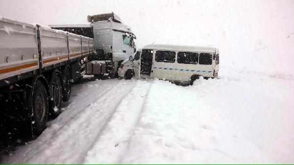 TIR ile işçi servisi çarpıştı: 11 yaralı