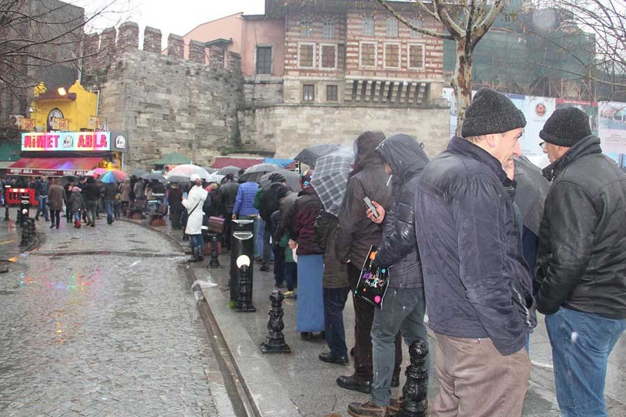 Çekilişe saatler kala Piyango bayileri önünde umut kuyruğu