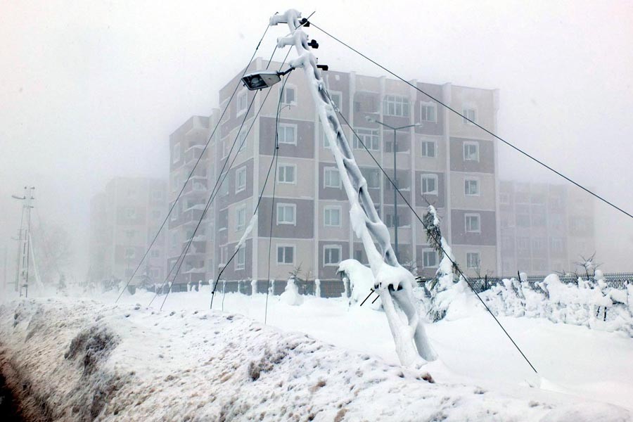 Körfez'in 20 mahallesi elektriksiz