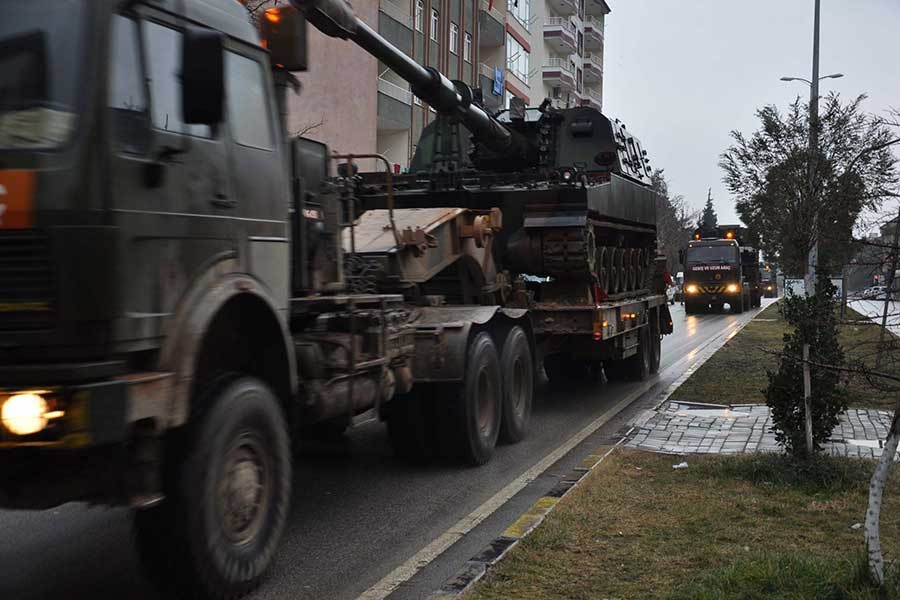 Suriye sınırına obüs ve askeri araç sevkiyatı