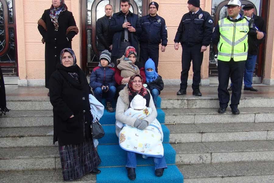 Kapatılan alkollü mekan sahipleri valilik önünde eylem yaptı