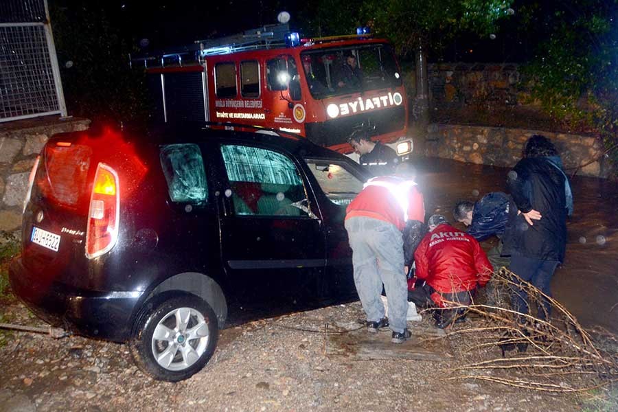 Bodrum'da lodos ve yağmur hayatı olumsuz etkiledi