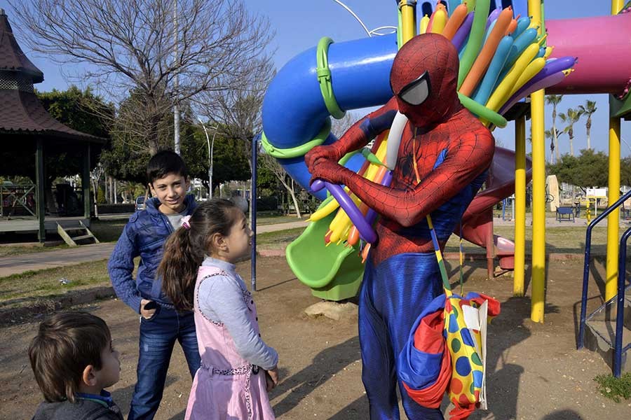 Jeoloji mühendisi, iş bulamayınca örümcek adam oldu