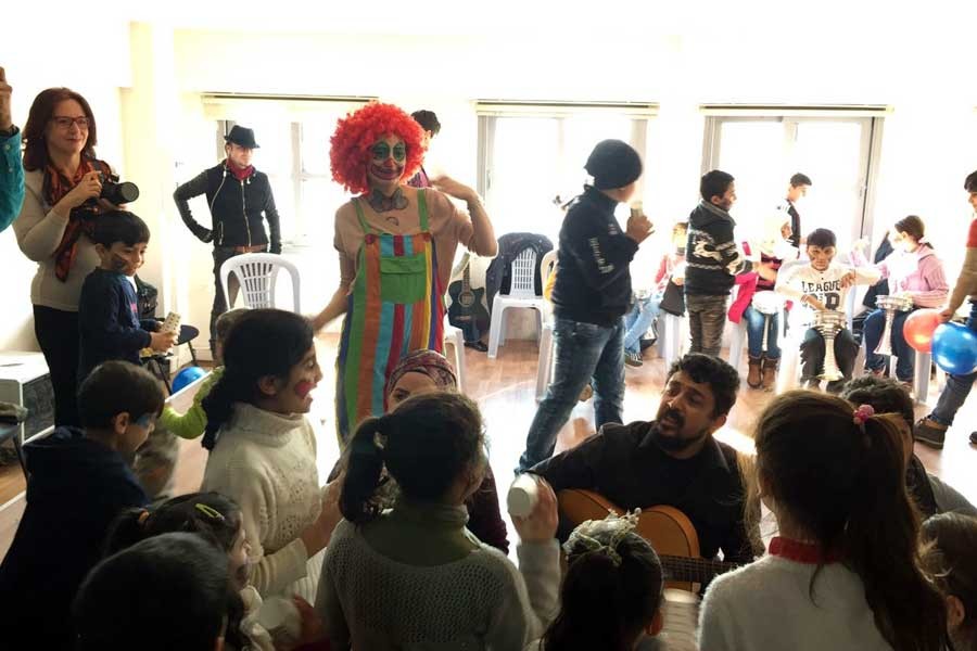 Mülteci çocuklar eğlendi, anneleri de sanat terapisi yaptı