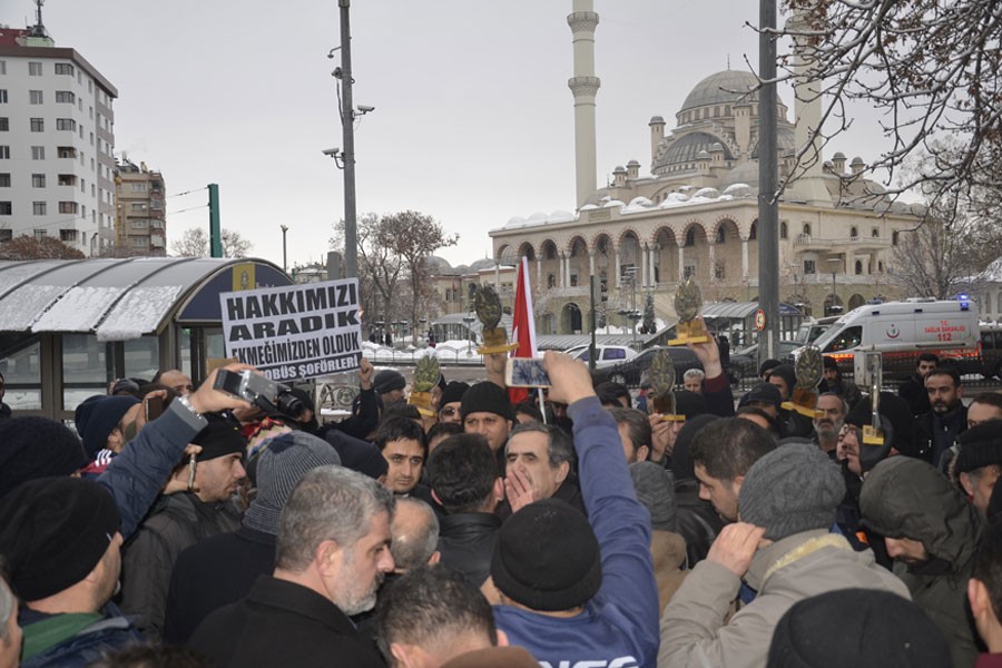 İşten atılan şoförler 15 Temmuz ödüllerini iade etti