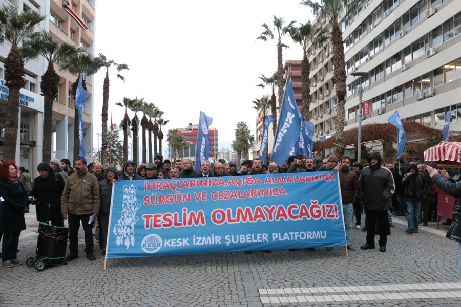 İzmir’de Eğitim Sen gözaltıları protesto etti