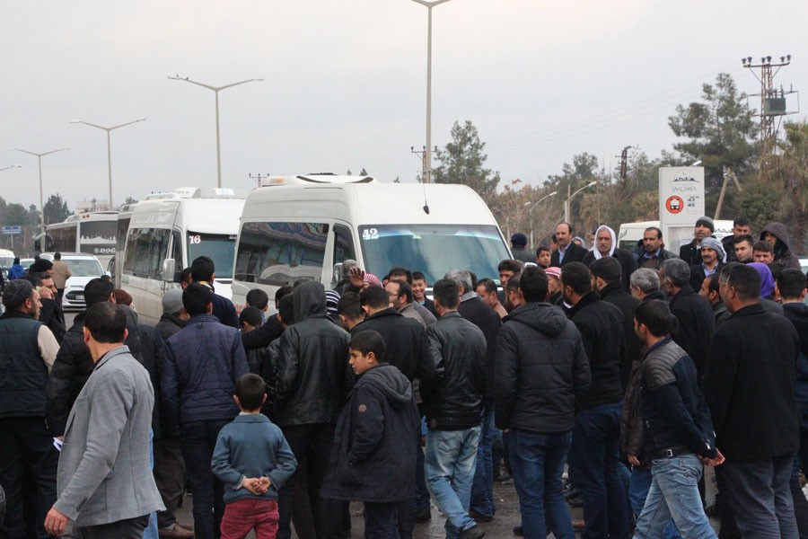 Elektrik kesintilerine isyan eden mahalleli yol kapattı