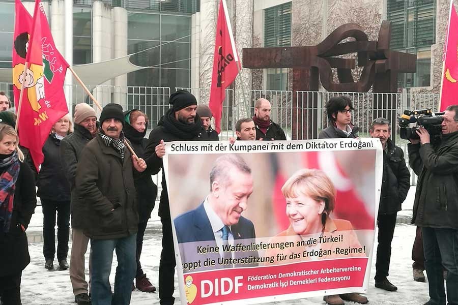 Berlin’de Merkel’e çağrı: Erdoğan’a destek verme