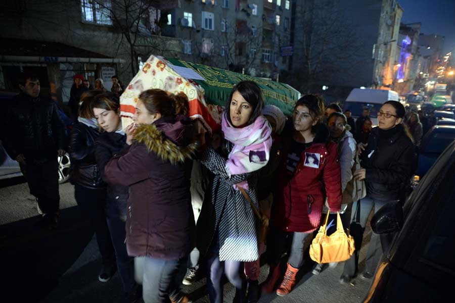 Eşi tarafından öldürülen Sinem'in tabutunu kadınlar taşıdı