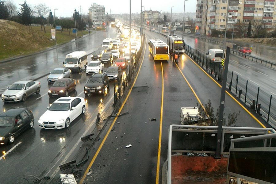 Küçükçekmece'de servis aracı metrobüse çarptı: 7 yaralı