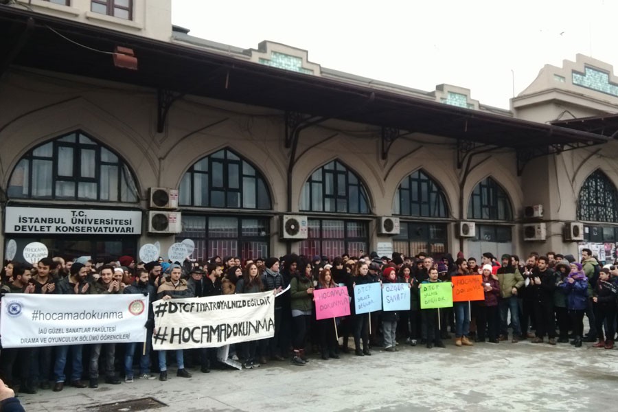 İÜ Devlet Konservatuarı önünde, DTCF için eylem