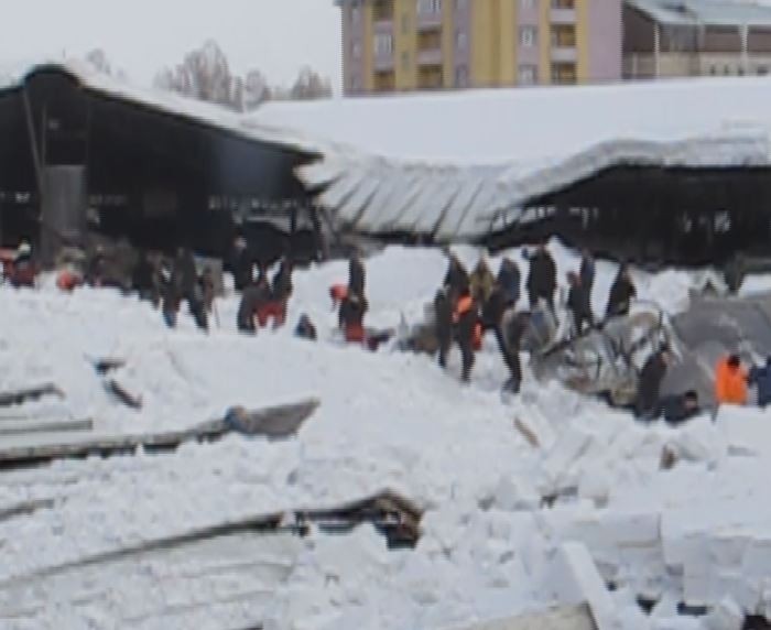 Ağrı'da sebze pazarının çatısı kardan çöktü