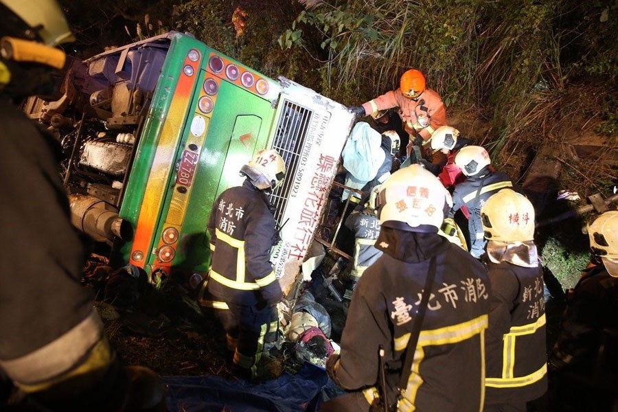 Tayvan'da tur otobüsü devrildi; 28 kişi hayatını kaybetti