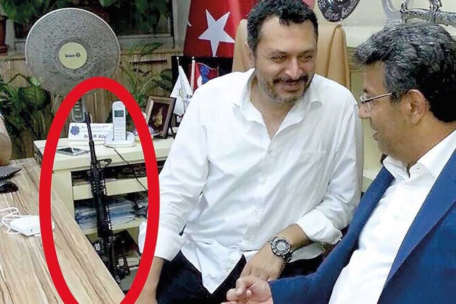 Yarkadaş: AKP'li başkan silahla kime, hangi mesajı veriyor?