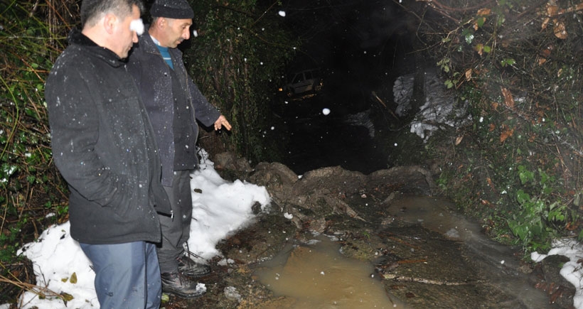 Zonguldak'ta heyelandan bir ev hasar gördü, yol ulaşıma kapandı