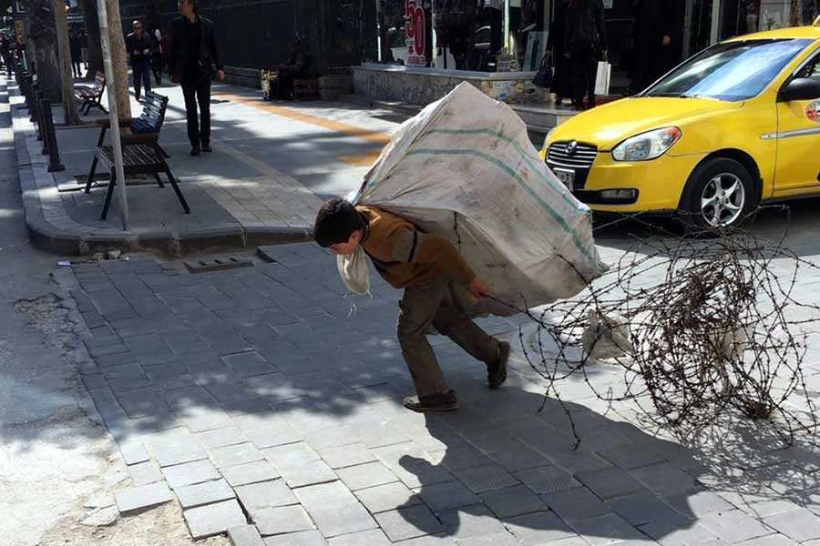 Mülteci çocuk işçinin yaşı küçük, yükü büyük