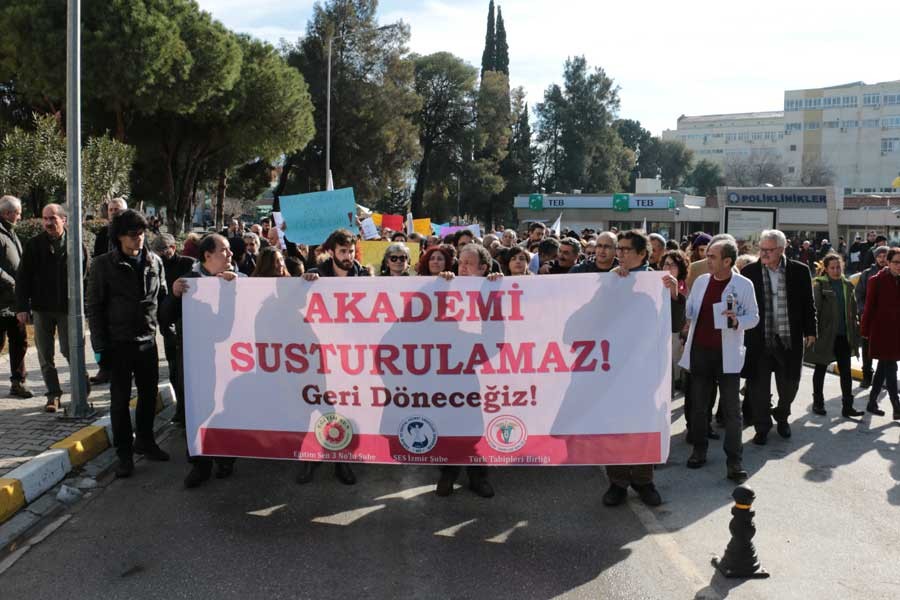 Ege'de akademisyenlere destek veren öğrencilere uzaklaştırma