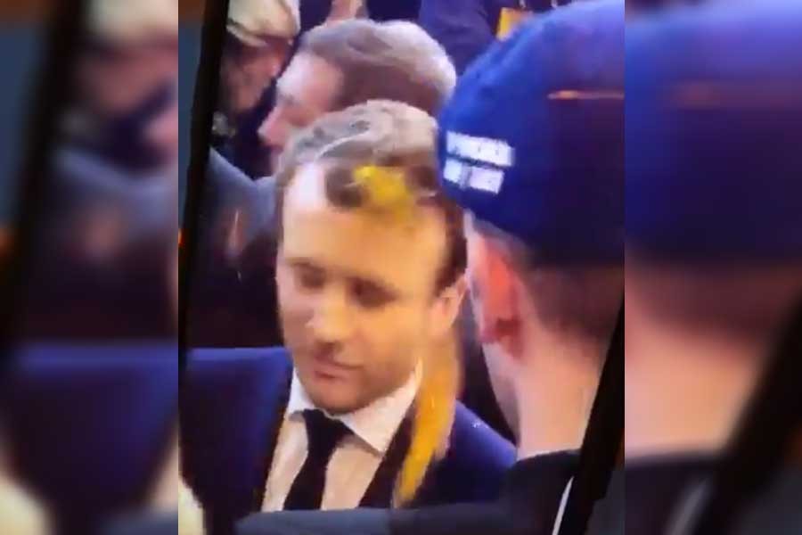 Emmanuel Macron'a yumurtalı protesto