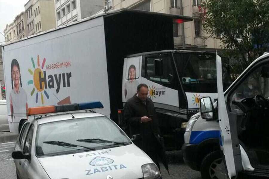 CHP’nin ‘Hayır’ aracı zabıta tarafından engellendi