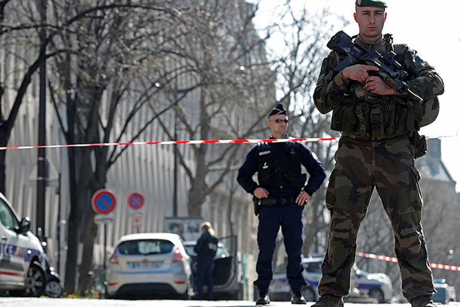 Paris'in kuzeyinde polise ateş açıldı