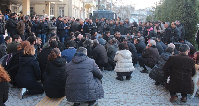 İzmir’de kamu emekçilerinin eylemine polis barikatı