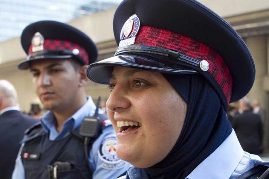 İskoçya'da kadın polislere başörtüsü izni