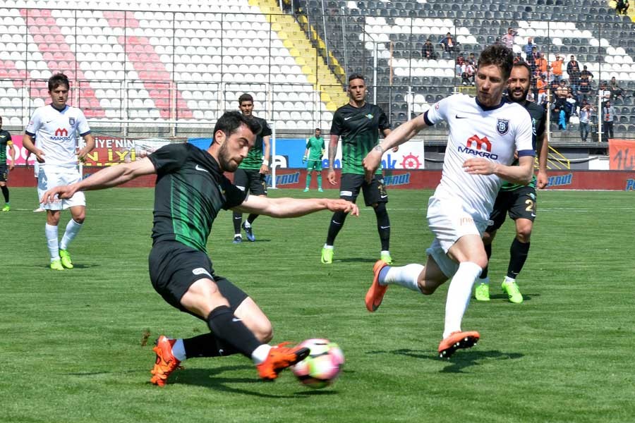 Başakşehir, şampiyonluk yarışında Akhisar'da 3 puan bıraktı