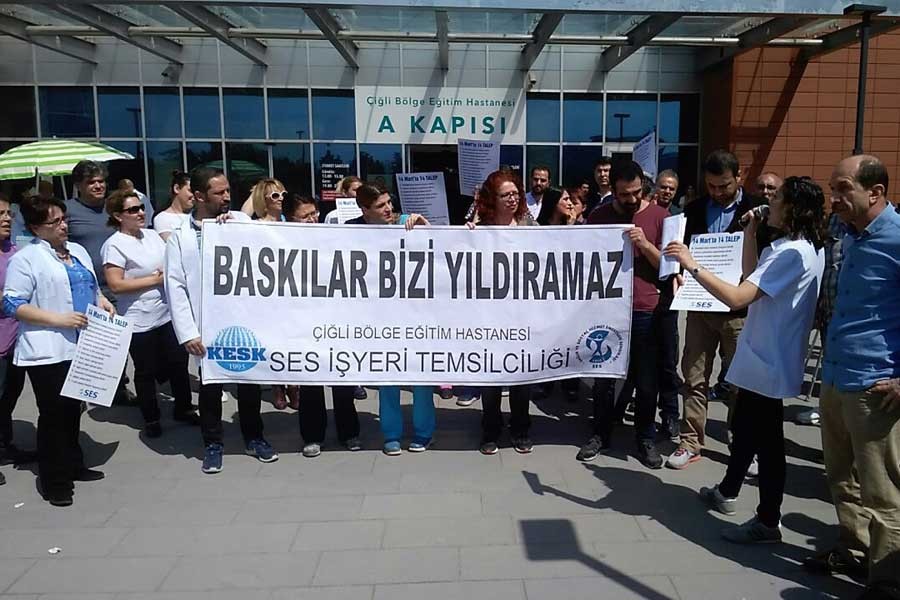 Çiğli Devlet Hastanesi'nde sökülen afişler yeniden takıldı