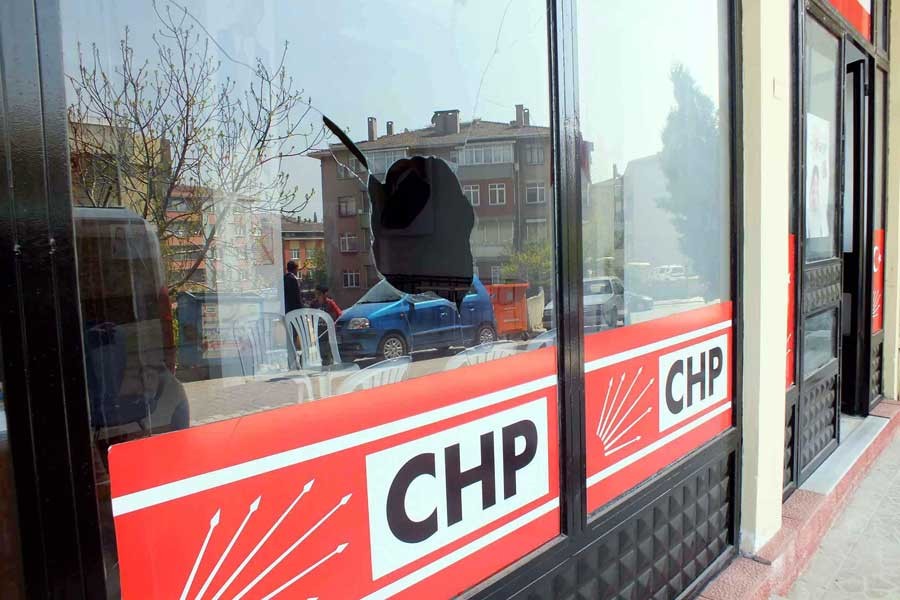 Darıca'da CHP mahalle temsilciliğinin camı kırıldı